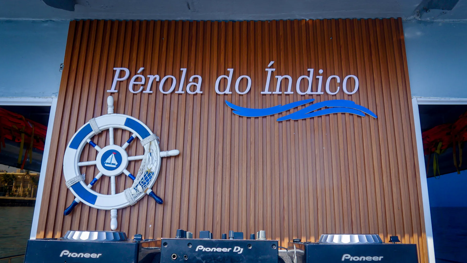 Pérola do Índico - o convés, com almofadas e relva